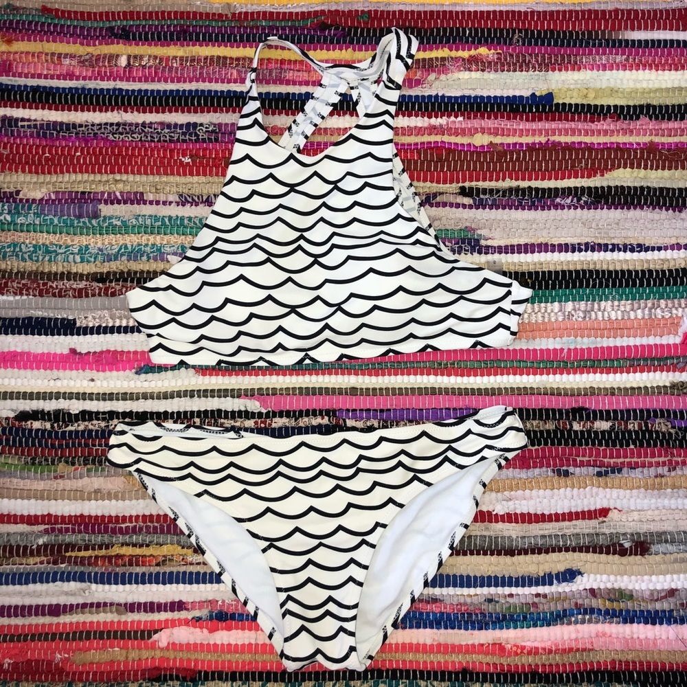 Cupshe black and white wave swimsuit